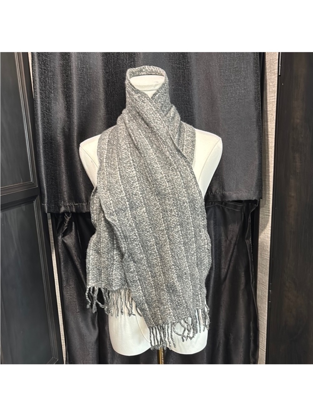Perry Ellis Heathered Gray Ribbed Fringe Scarf